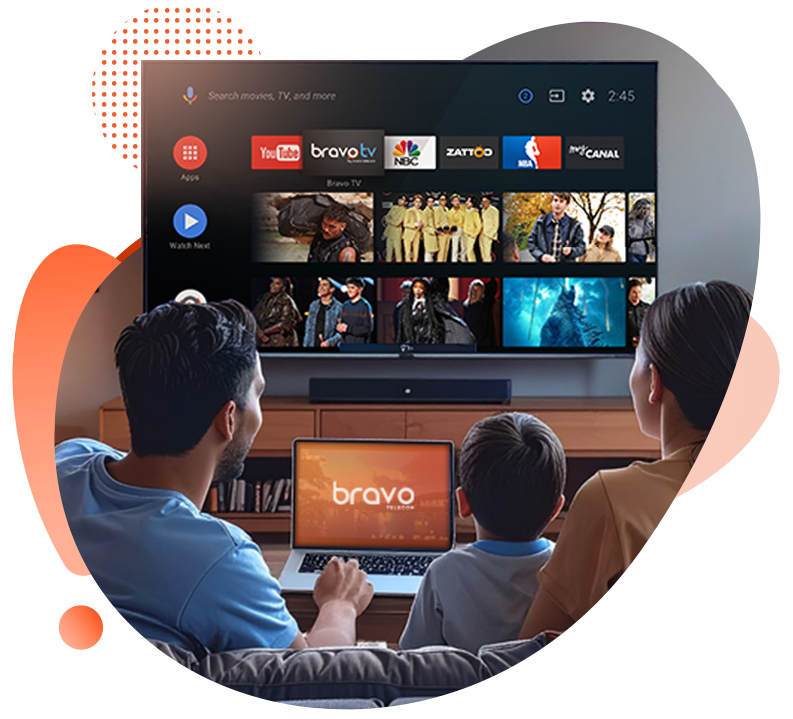 Famille québécoise souriante utilisant l'internet et la télé Bravo Telecom dans leur salon